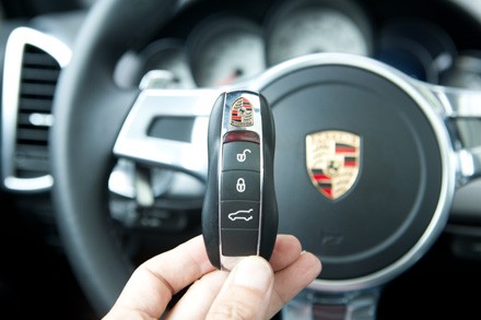 Trang thiết bị an toàn cơ bản của mẫu xe này bao gồm: hệ thống kiểm soát dẫn động bốn bánh Porsche Traction management (PTM), hệ thống phanh đĩa cả bốn bánh với hệ thống cân bằng động (Porsche Stability Management - PSM) có hỗ trợ chức năng chống bó cứng phanh (ABS), hệ thống kiểm soát lực kéo (ASR), hệ thống hỗ trợ lên dốc, hệ thống túi khí cho hàng ghế lái và xung quanh xe, hệ thống phanh tay điện tử, hệ thống kiểm soát hành trình Cruiser control…